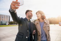 Metà coppia adulta prendendo selfie al telefono — Foto stock