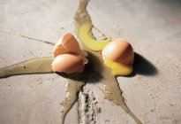 Uovo rotto sul pavimento — Foto stock