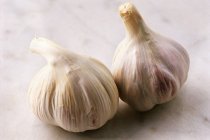 Две луковицы чеснока — стоковое фото