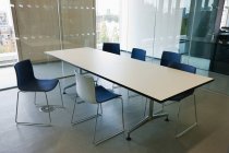Cadeiras vazias e mesa na sala de conferências do escritório — Fotografia de Stock