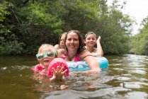 Mutter und Kinder mit aufblasbarem Ring im See, Niceville, Florida, USA — Stockfoto