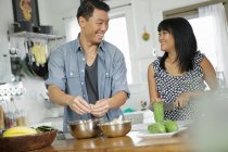 Casal cozinhar juntos na cozinha — Fotografia de Stock