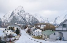 Snow covered road and rock, Reine, Lofoten, Noruega — Fotografia de Stock