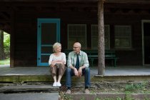 Reifes Paar auf dem ländlichen Rückzug — Stockfoto