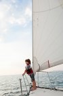 Jeune garçon à bord d'un yacht, vue — Photo de stock