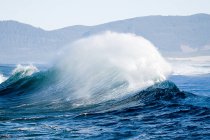Ola grande del océano - foto de stock