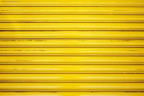 Fechado obturador amarelo — Fotografia de Stock