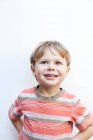 Портрет усміхненого маленького хлопчика — стокове фото