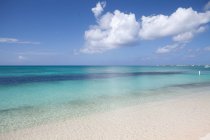 Aguas cristalinas del Mar Caribe, Gran Caimán, Islas Caimán - foto de stock