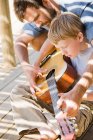 Padre e figlio suonare la chitarra — Foto stock