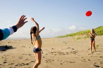 Mädchen spielen am Strand — Stockfoto