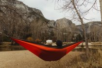Vista traseira do casal reclinado em rede vermelha olhando para a paisagem, Parque Nacional de Yosemite, Califórnia, EUA — Fotografia de Stock