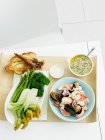 Salsa verde, mariscos mixtos, hinojo - foto de stock