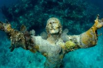 Statue of jesus christ under water — Stock Photo