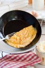 Omelette in der Pfanne mit Gabel — Stockfoto