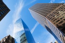 Baixo ângulo de vista de edifícios de escritórios, Manhattan, Nova York, EUA — Fotografia de Stock