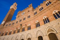 Vista inferior do Palazzo Pubblico, Siena, Itália — Fotografia de Stock