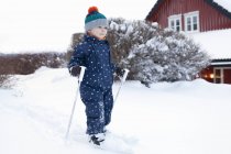 Мальчик учится пользоваться лыжами — стоковое фото