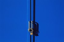 Синие запертые двери — стоковое фото