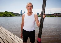 Senior auf Seebrücke mit Rudern — Stockfoto