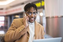 Homme d'affaires afro-américain contemporain voyageant en utilisant la technologie — Photo de stock