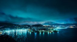 Vista de ángulo alto de la bahía de Botafogo iluminada por la noche, Río de Janeiro, Brasil - foto de stock