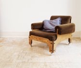 Ретро крісло з подушкою в порожній кімнаті — стокове фото