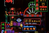 Signos de neón iluminados, cultura china - foto de stock
