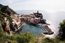 Vista aérea de Vernazza, Cinque Terre, Italia - foto de stock