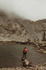 Rückansicht des männlichen Wanderers mit Blick vom See, Mineralkönig, Mammutbaum-Nationalpark, Kalifornien, USA — Stockfoto