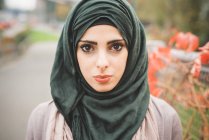 Close up retrato de jovem mulher vestindo hijab — Fotografia de Stock