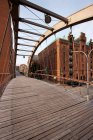 Speicherstadt with footbridge and historic warehouses — Stock Photo