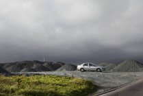 Silbernes Auto im Schieferbergwerk geparkt — Stockfoto
