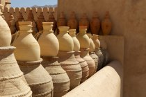 Pentole di terracotta nel Castello di Nizwa — Foto stock