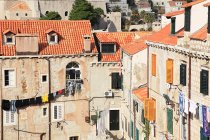 Houses with clotheslines in sunlight, dubrovnik — Stock Photo