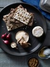 Prato com bolachas, cogumelos e queijo de cabra — Fotografia de Stock