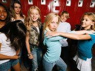 Meninas posando no vestiário da escola, retrato — Fotografia de Stock