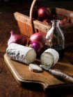 Käse, rote Zwiebeln und Balsamico-Essig — Stockfoto
