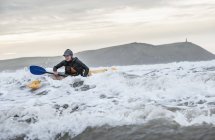 Uomo maturo kayak da mare, Polzeath, Cornovaglia, Inghilterra — Foto stock
