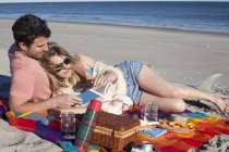 Paar teilt sich Picknick am Strand, luftiger Punkt, Königinnen, New York, USA — Stockfoto