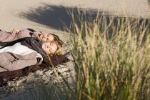 Женщины дремлют на пляже — стоковое фото
