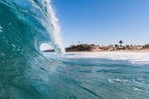 Катящаяся океанская волна — стоковое фото