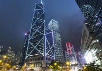 Bâtiments du quartier financier de Hong Kong illuminés la nuit, Hong Kong, Chine — Photo de stock