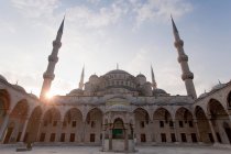 Vista inferiore del cortile della Moschea Blu all'alba, Istanbul, Turchia — Foto stock