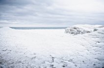 Дивлячись на горизонт над замерзлим озером — стокове фото