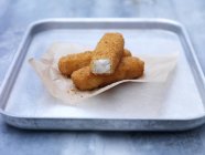 Teglia da forno con croccanti dita di pesce impanate fritte sul tavolo in acciaio — Foto stock