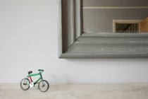 Bicicleta em miniatura por canto do espelho — Fotografia de Stock