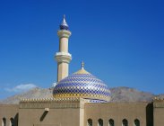 Частичный вид на мечеть Низва с безоблачным небом на фоне — стоковое фото