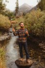 Uomo che pesca in insenatura, Re minerale, Sequoia National Park, California, USA — Foto stock