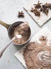 Cacao en polvo mezclado y azúcar con estrellas de anís - foto de stock